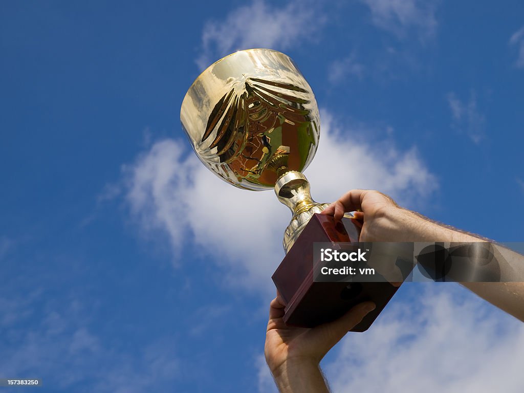 Brazos plantear el galardonado trophy - Foto de stock de Trofeo libre de derechos