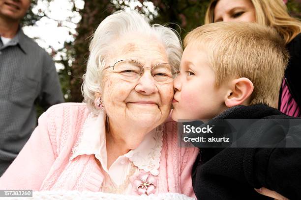 Całować Wielki Babcia Wnuk Emeryturę Starszych 80 Lat - zdjęcia stockowe i więcej obrazów Prababcia