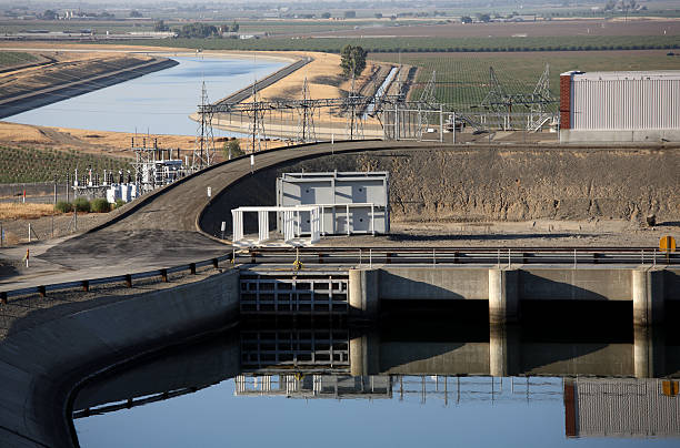istock Pump station along the California Aqueduct 157383269