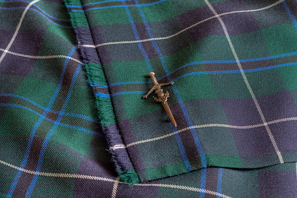 close up view of tartan falda escocesa y kiltpin. - falda escocesa fotografías e imágenes de stock