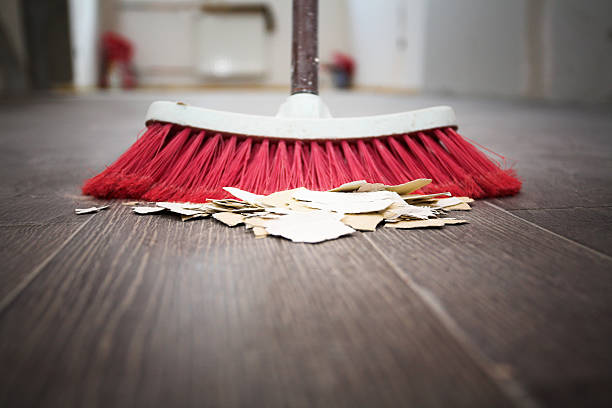 amplo andar com broom - varrendo - fotografias e filmes do acervo