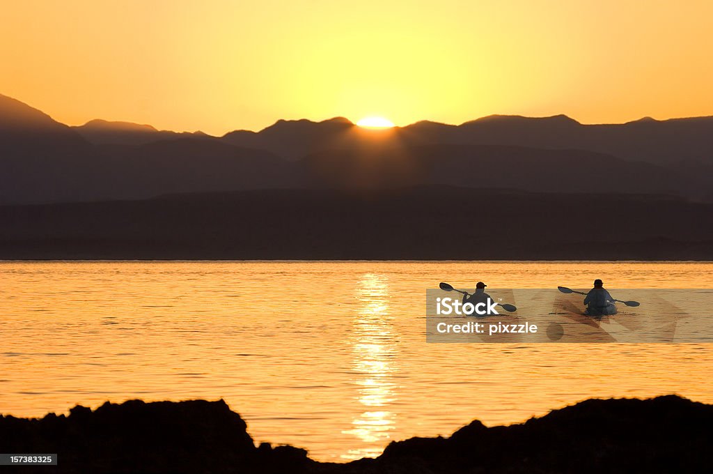 Kayaking coppia Pacifico tramonto - Foto stock royalty-free di Tramonto