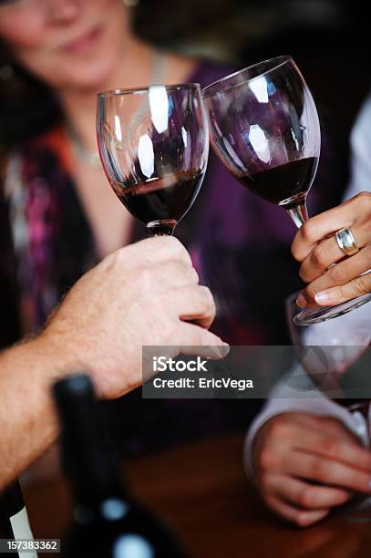 Degustazione Vino Salute - Fotografie stock e altre immagini di Assaggiare - Assaggiare, Bicchiere da vino, Bottiglia di vino