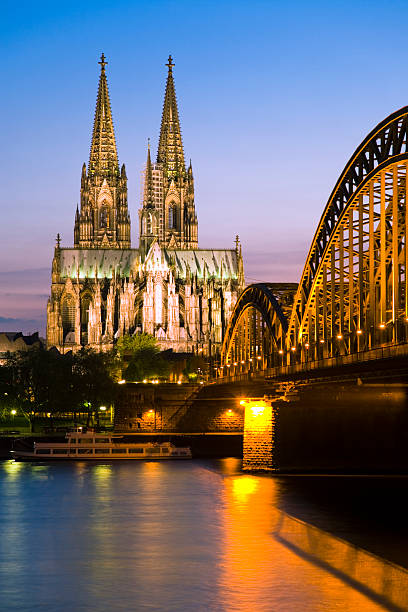 colonia de la catedral y hohenzollern brigde en twighlight - eos5d fotografías e imágenes de stock