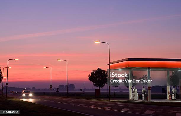 Photo libre de droit de Gasstation De Nuit banque d'images et plus d'images libres de droit de Station-service - Station-service, Nuit, Voiture