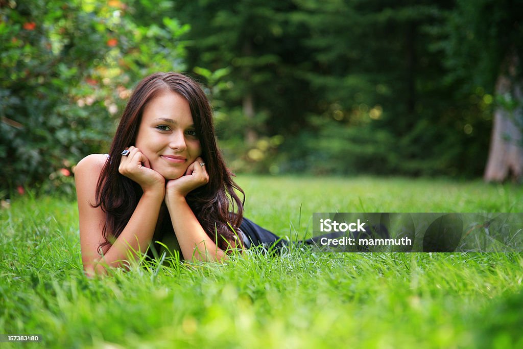 Lächelnd Schönheit liegt im Gras - Lizenzfrei Attraktive Frau Stock-Foto