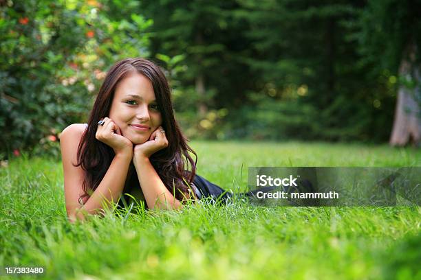 Lächelnd Schönheit Liegt Im Gras Stockfoto und mehr Bilder von Attraktive Frau - Attraktive Frau, Betrachtung, Blick in die Kamera