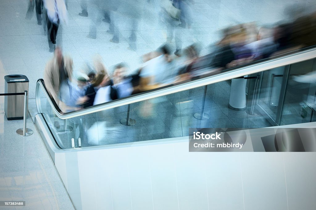 Ludzie na schody ruchome - Zbiór zdjęć royalty-free (Biznes)