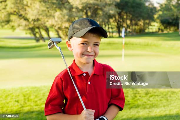 Foto de Pequeno Jogador De Golfe e mais fotos de stock de Golfe - Golfe, Criança, Meninos