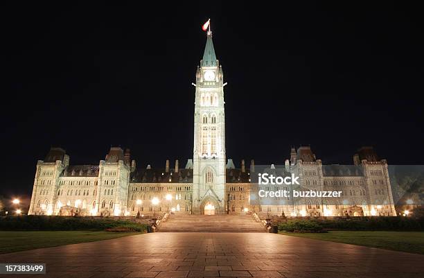 Illuminato Parlamento Canadese Building Di Notte - Fotografie stock e altre immagini di Ambientazione esterna - Ambientazione esterna, Architettura, Bandiera