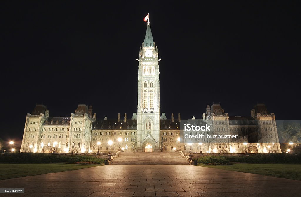 Edifício do Parlamento canadense iluminada à noite - Foto de stock de Arquitetura royalty-free
