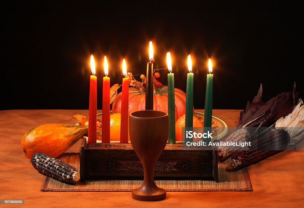 Kwanza Table bougies éclatante - Photo de Kwanza libre de droits