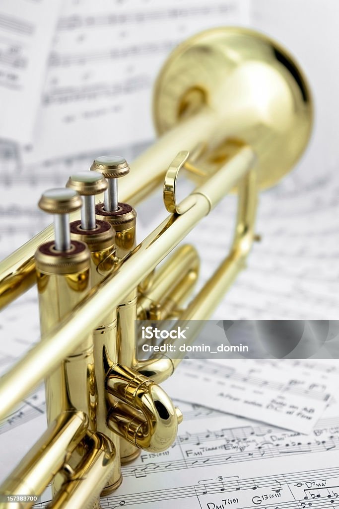 Close-up of golden trumpet лежать на музыкальные ноты, вид сзади - Стоковые фото Музыкальная труба роялти-фри