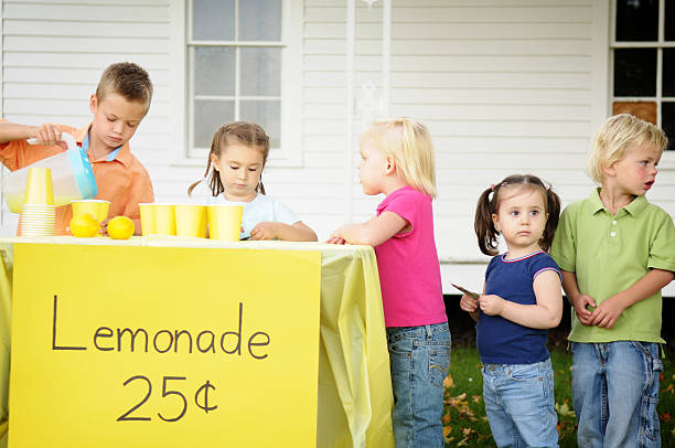 bambini presso una bancarella della limonata - lemonade stand lemonade waiting in line child foto e immagini stock