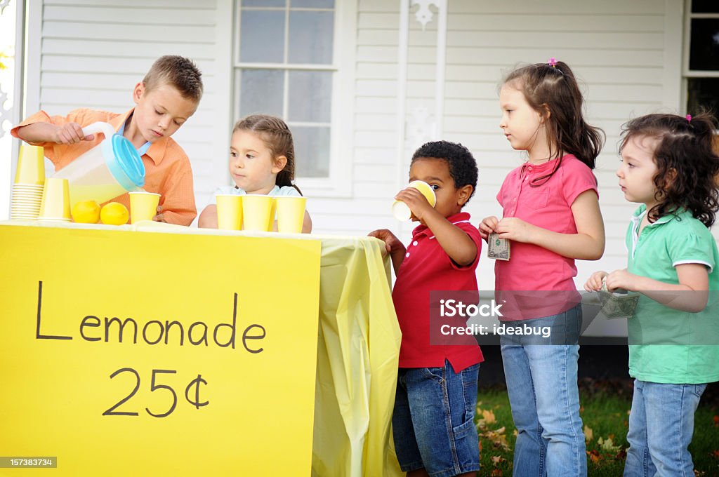 Дети в Прилавок с лимонадом - Стоковые фото Прилавок с лимонадом роялти-фри