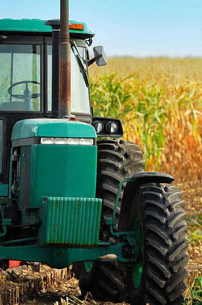 zielony gospodarstwo rolne ciągnika; farmer's kukurydzy pole, gotowy do zerwania - tractor green farm corn zdjęcia i obrazy z banku zdjęć