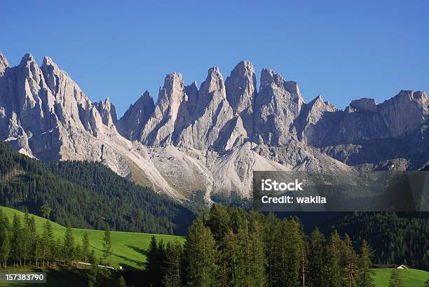 Foto de Montanhas Dolomitas Nos Alpes e mais fotos de stock de Alpes Bávaros - Alpes Bávaros, Alpes europeus, Alto - Descrição Geral