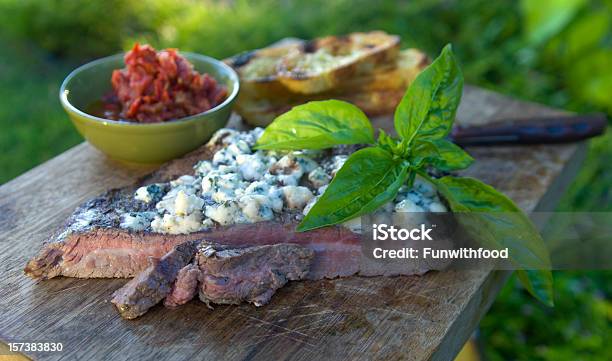 Filete De Costilla De Carne De Res A La Parrilla Para Asar Disfrute De Un Sándwich De Queso Gorgonzola Azul Foto de stock y más banco de imágenes de Carne de vaca