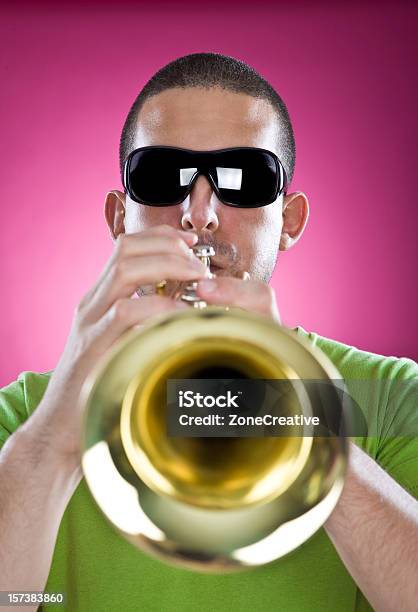 Trumpet Mężczyzna Muzyk Gra Na Różowym Tle - zdjęcia stockowe i więcej obrazów Trąbka - Trąbka, Widok od przodu, Mężczyźni