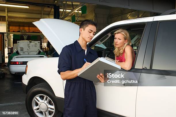 Foto de Na Oficina De Automóvel e mais fotos de stock de Cliente - Cliente, Mecânico de Carro, 30 Anos