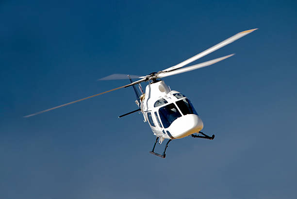 high-banking hubschrauber - hubschrauber stock-fotos und bilder