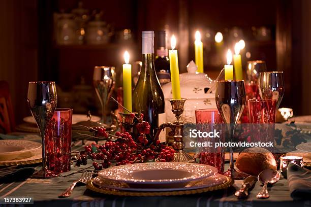 Elegante Weihnachtentisch Mit Kerzen Beleuchteten Stockfoto und mehr Bilder von Tisch - Tisch, Warmes Abendessen, Weihnachten