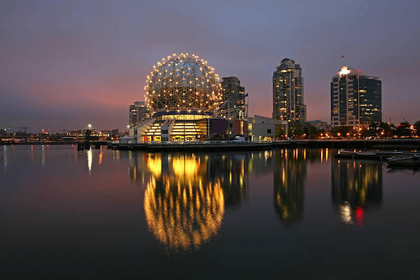 vancouver's sparkling świata nauki. zbliżenie odbicia i światła. - science world zdjęcia i obrazy z banku zdjęć