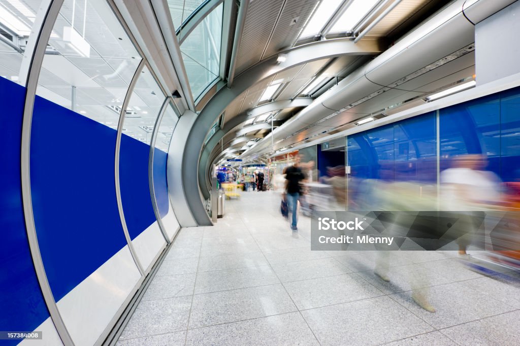 Reisende in modernen Flughafen - Lizenzfrei Flughafen Stock-Foto