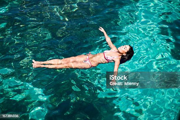 フローティング美しい女性 - 背泳ぎのストックフォトや画像を多数ご用意 - 背泳ぎ, 1人, 20-24歳