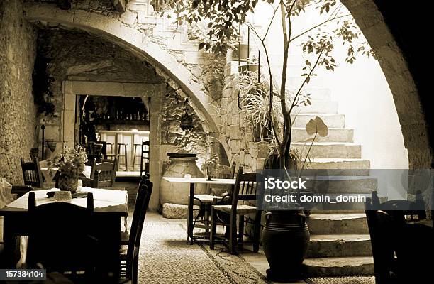 Romántico Restaurante Interior En Grecia Mesas De Madera Sillas Sepia Foto de stock y más banco de imágenes de Grecia - Europa del sur