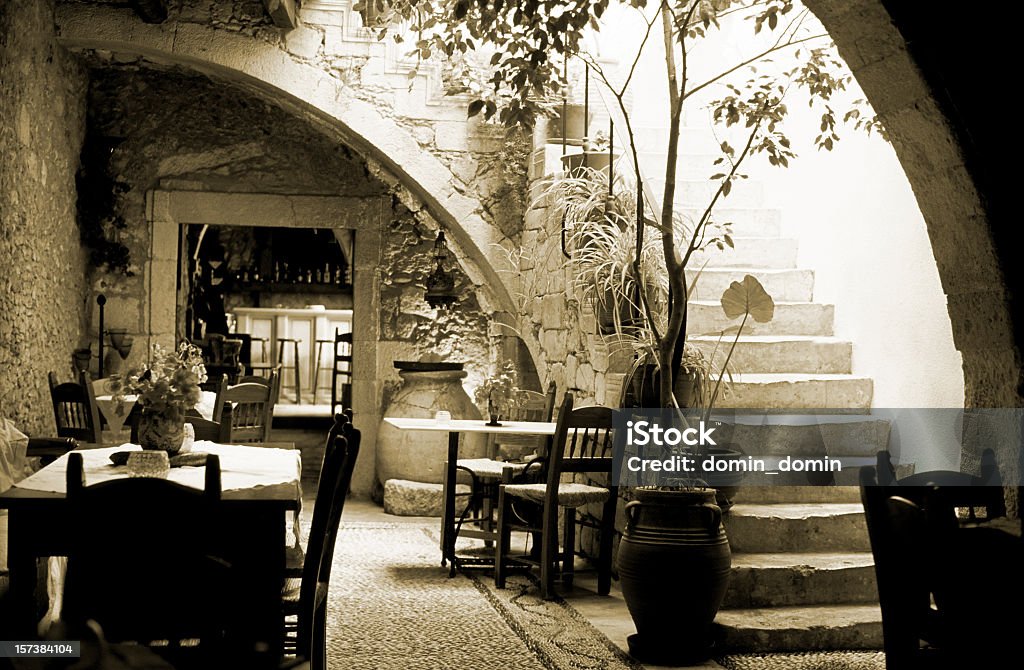 낭만적임 레스토랑 내륙발 그리스 압살했다 테이블, 의자, 세피아 색조 - 로열티 프리 그리스 스톡 사진