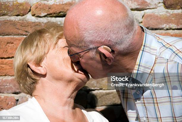 Kiss Stockfoto und mehr Bilder von Hörgerät - Hörgerät, Liebe, Aktiver Senior