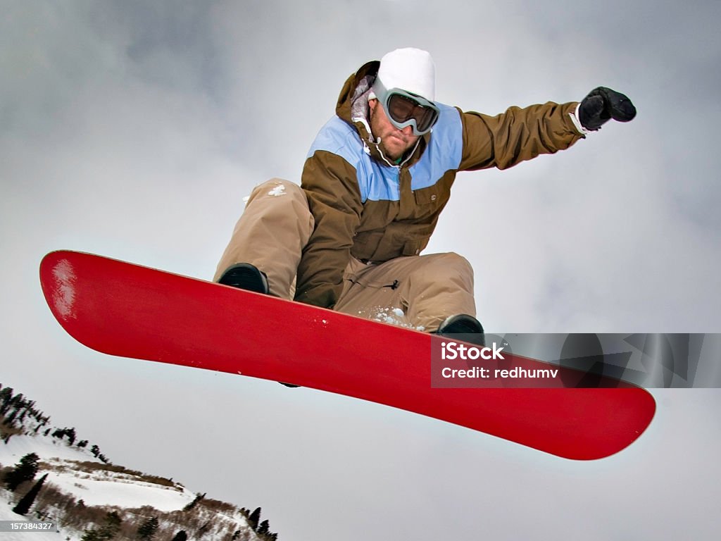 Профессиональная сноубордистка прыжки и эффектным доска - Стоковые фото Ветер роялти-фри