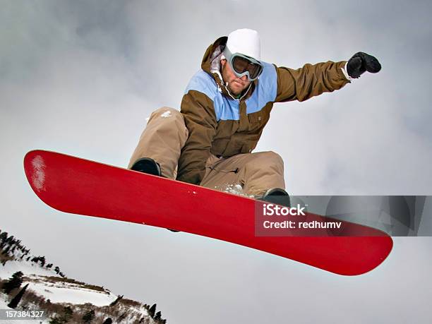 Профессиональная Сноубордистка Прыжки И Эффектным Доска — стоковые фотографии и другие картинки Ветер