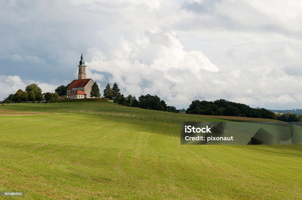 Iglesia en la colina - Foto de stock de Aldea libre de derechos