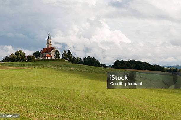 Iglesia En La Colina Foto de stock y más banco de imágenes de Aldea - Aldea, Alemania, Agricultura