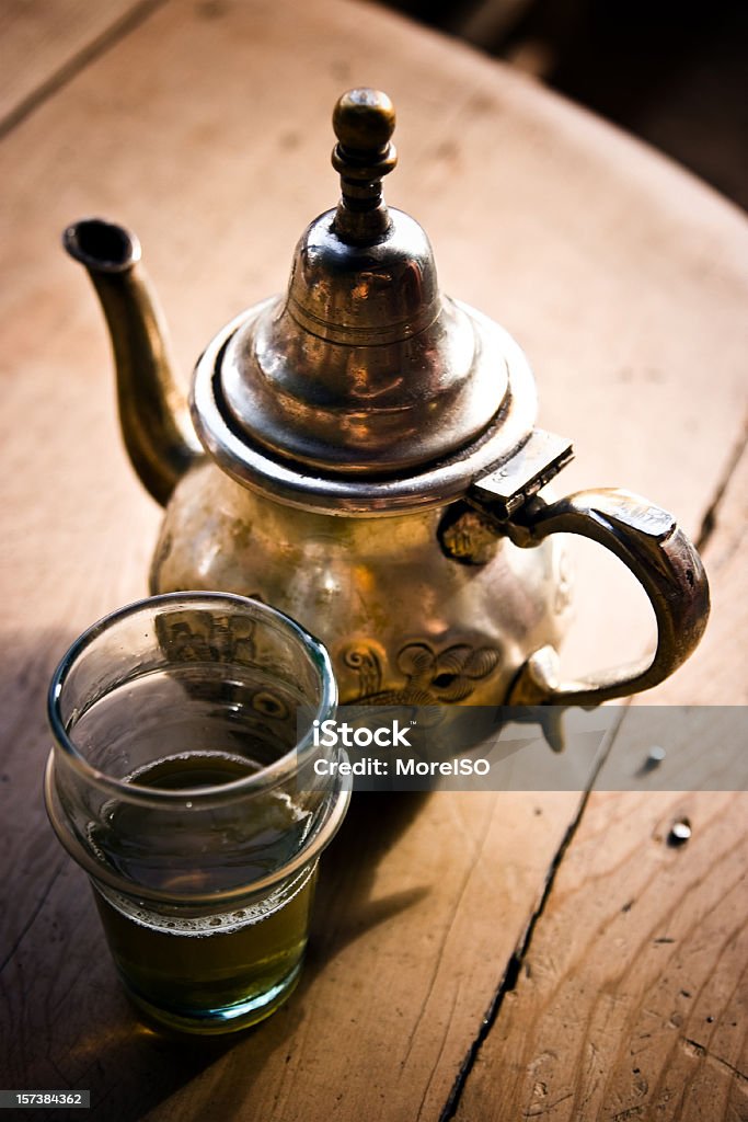 Taça do Norte-africano com bule de chá verde, fundo de madeira - Foto de stock de Antigo royalty-free