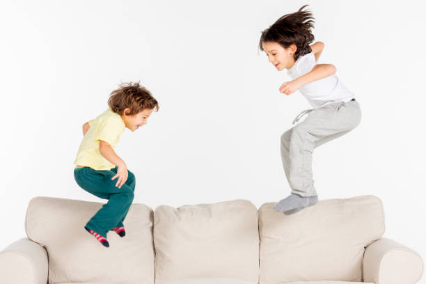 dva kluci si hrají na pohovce. - 10 až 11 let dítě před pubertou fotky - stock snímky, obrázky a fotky