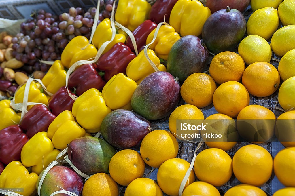 Фрукты и овощи на рынке - Стоковые фото Виноград роялти-фри