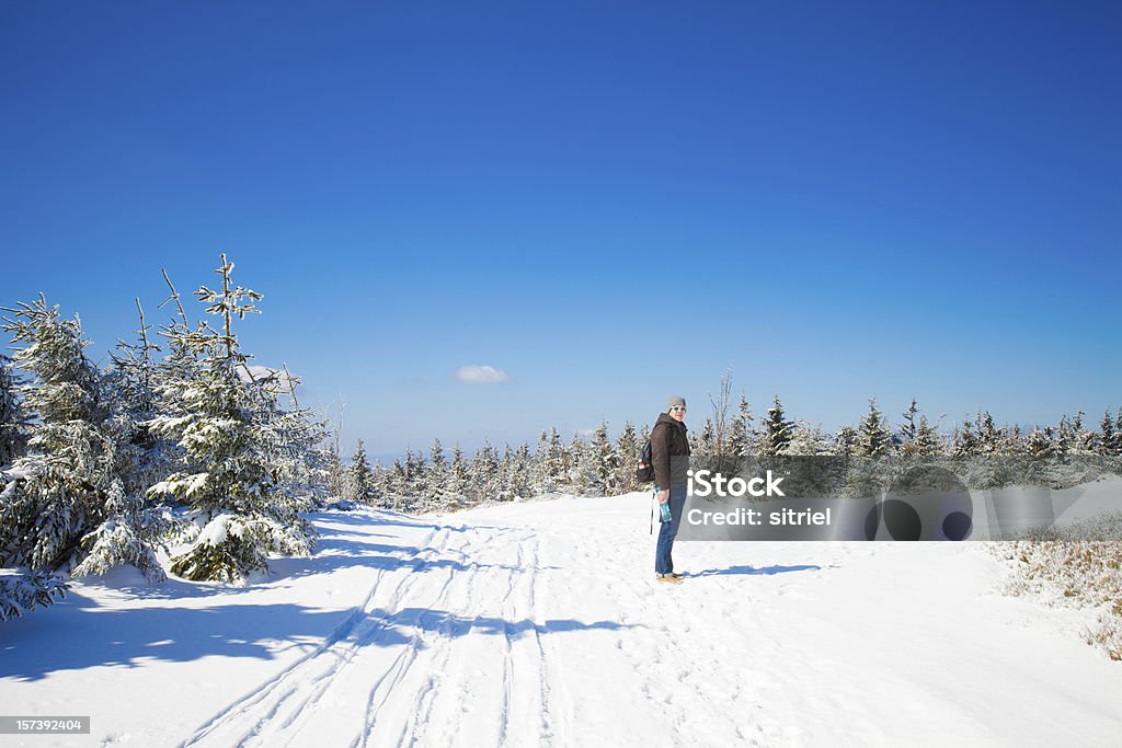 Młody człowiek na piękny zimowy krajobraz górski - Zbiór zdjęć royalty-free (Biały)