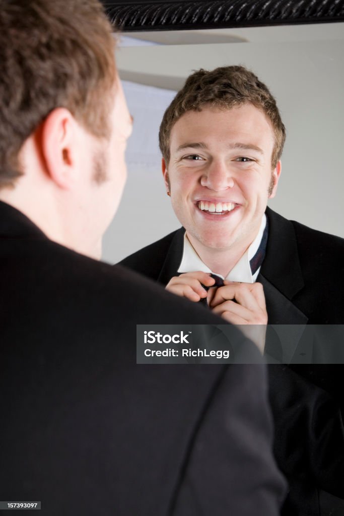 Junger Mann Anziehen - Lizenzfrei Anziehen Stock-Foto