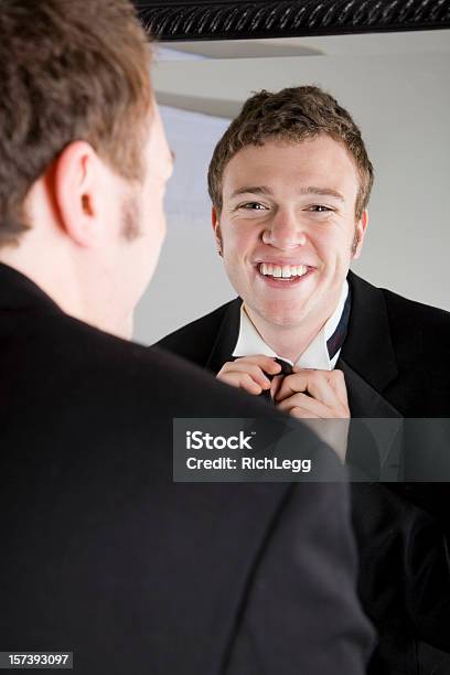 Junger Mann Anziehen Stockfoto und mehr Bilder von Anziehen - Anziehen, Männer, Anprobekabine