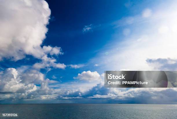 Grande Céu Azul Sobre O Mar - Fotografias de stock e mais imagens de Ao Ar Livre - Ao Ar Livre, Azul, Azul Turquesa