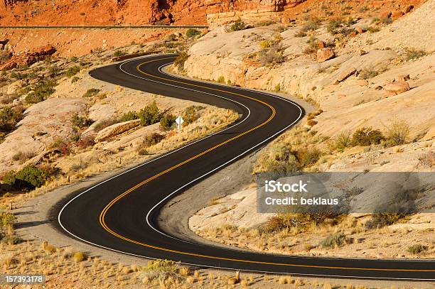 Foto de Utah Estrada No Deserto e mais fotos de stock de Estrada no Deserto - Estrada no Deserto, Deserto, Estrada Sinuosa