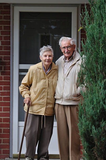 noventa ano velho homem com a esposa - 80 year old imagens e fotografias de stock