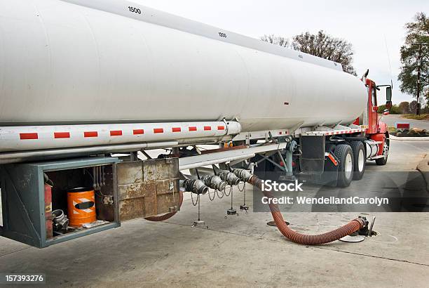 Camion Di Carburante - Fotografie stock e altre immagini di Consegnare - Consegnare, Autocisterna, Combustibile fossile