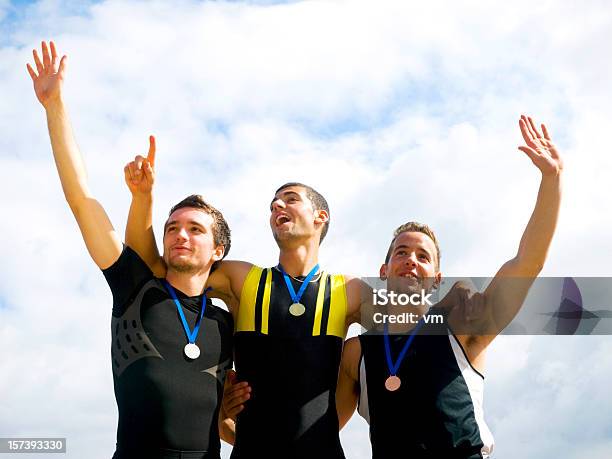 Vincitori Sul Podio - Fotografie stock e altre immagini di Podio del vincitore - Podio del vincitore, Medaglia - Premio, Sport