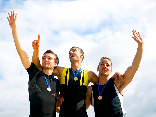 vencedores no pódio - bronze medal medal bronze winning imagens e fotografias de stock