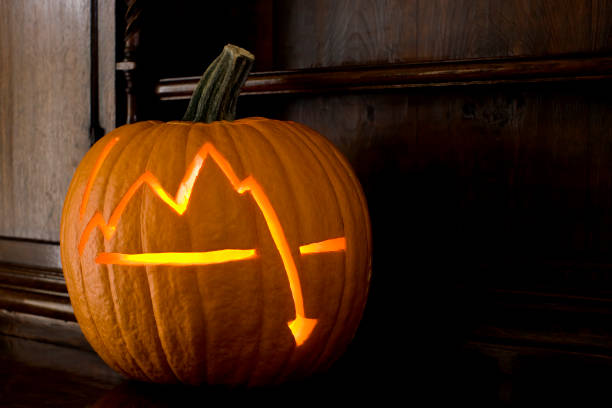 stock market crash chart auf halloween-kürbis - riesenkürbis grafiken stock-fotos und bilder