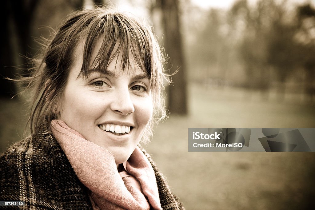 Молодая счастливая женщина улыбается, Винтажные Портрет в сепия - Стоковые фото 20-24 года роялти-фри